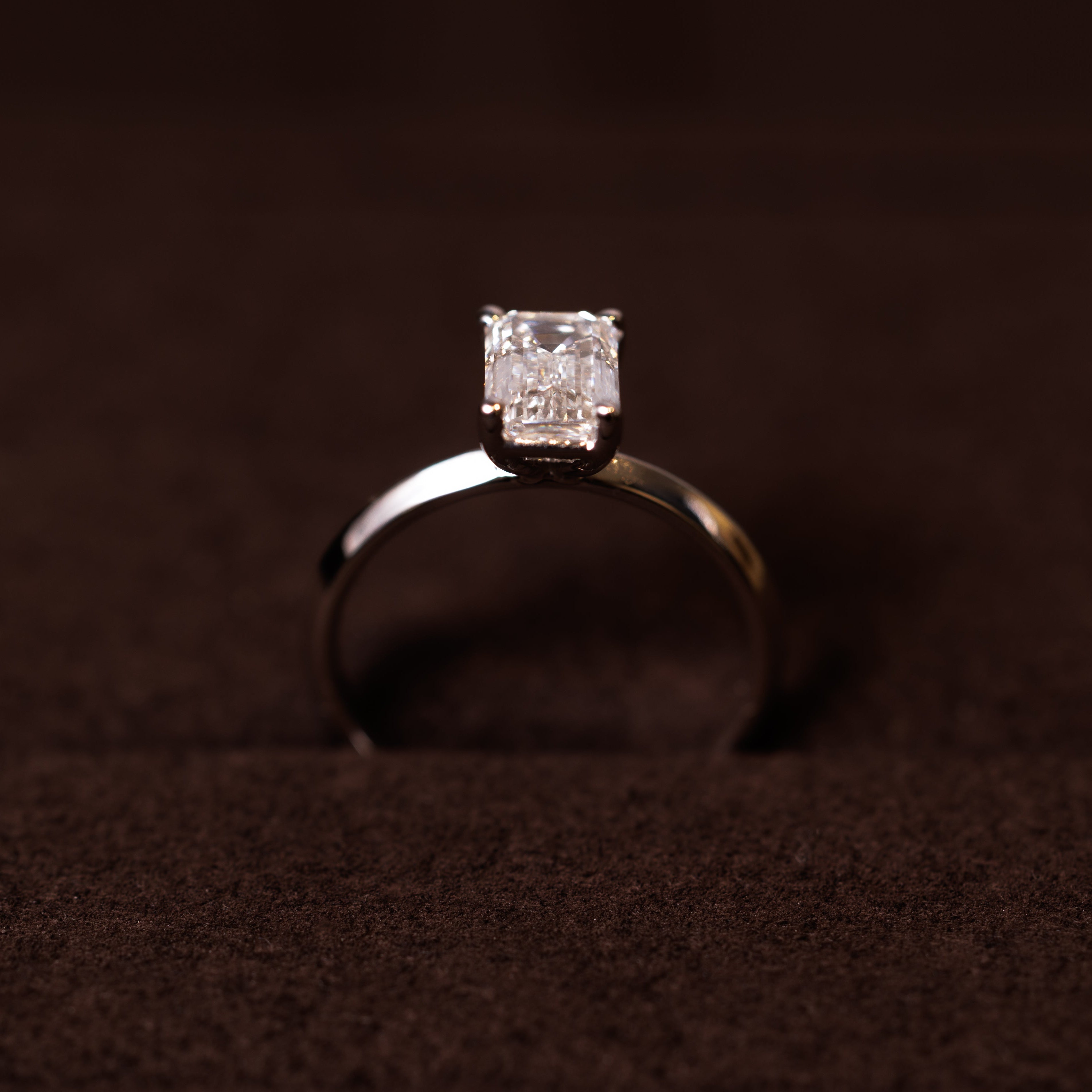 Classic Fines Emerald cut diamantring 14 karat guld solitærring — EMMI&CO.
