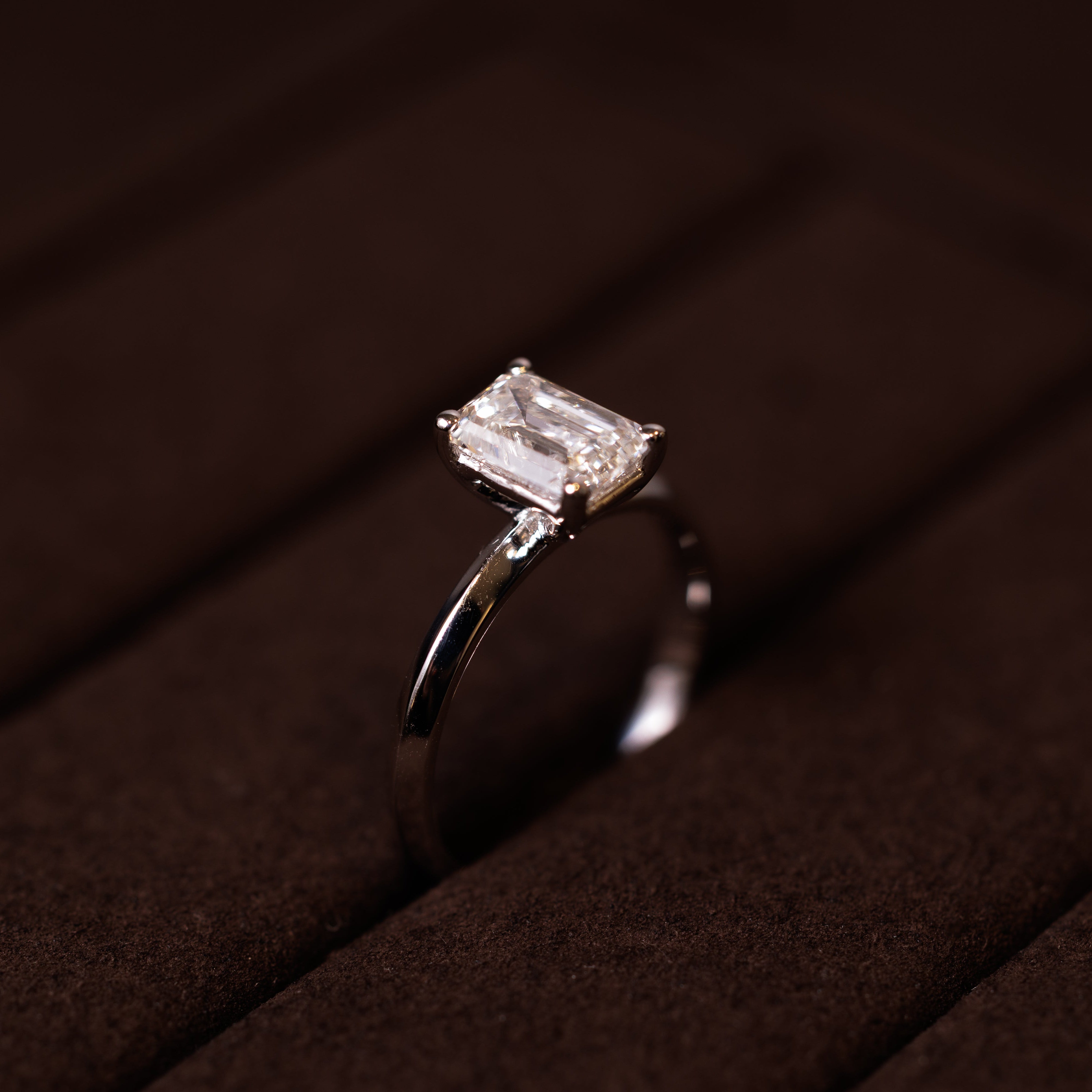 Classic Fines Emerald cut diamantring 14 karat guld solitærring — EMMI&CO.