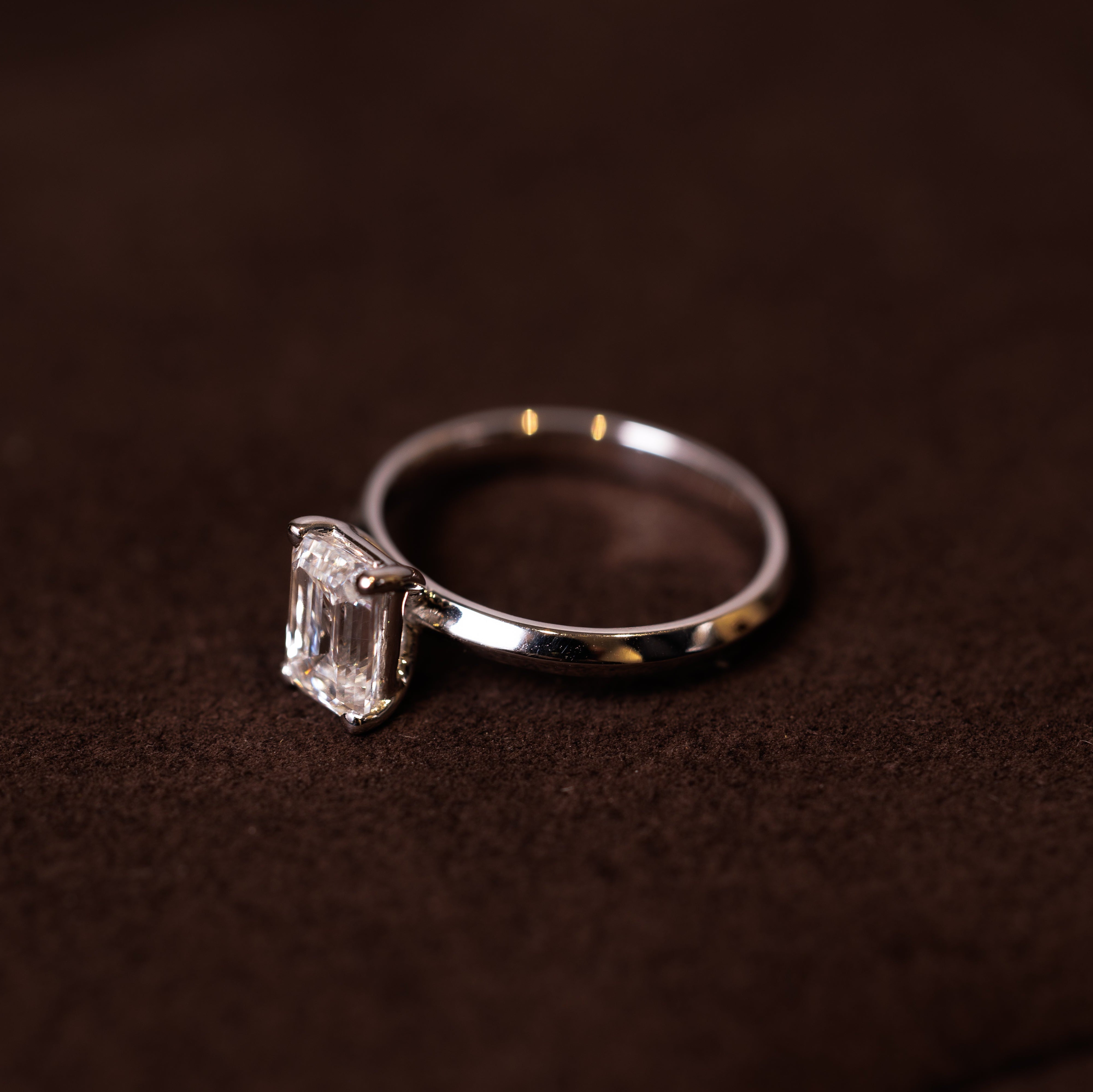 Classic Fines Emerald cut diamantring 14 karat guld solitærring — EMMI&CO.