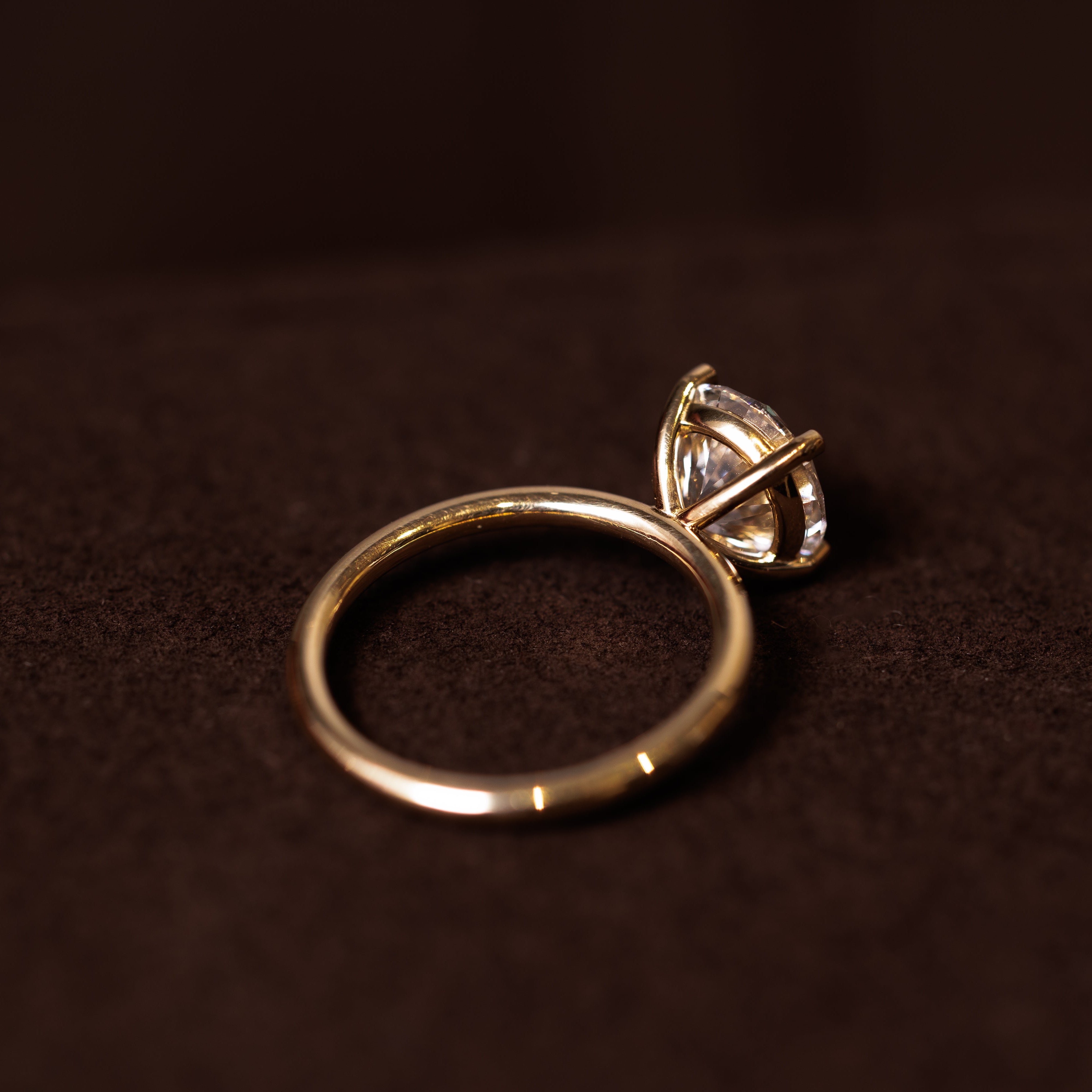 Classic Fines round cut diamantring 14 karat guld solitærring — EMMI&CO.