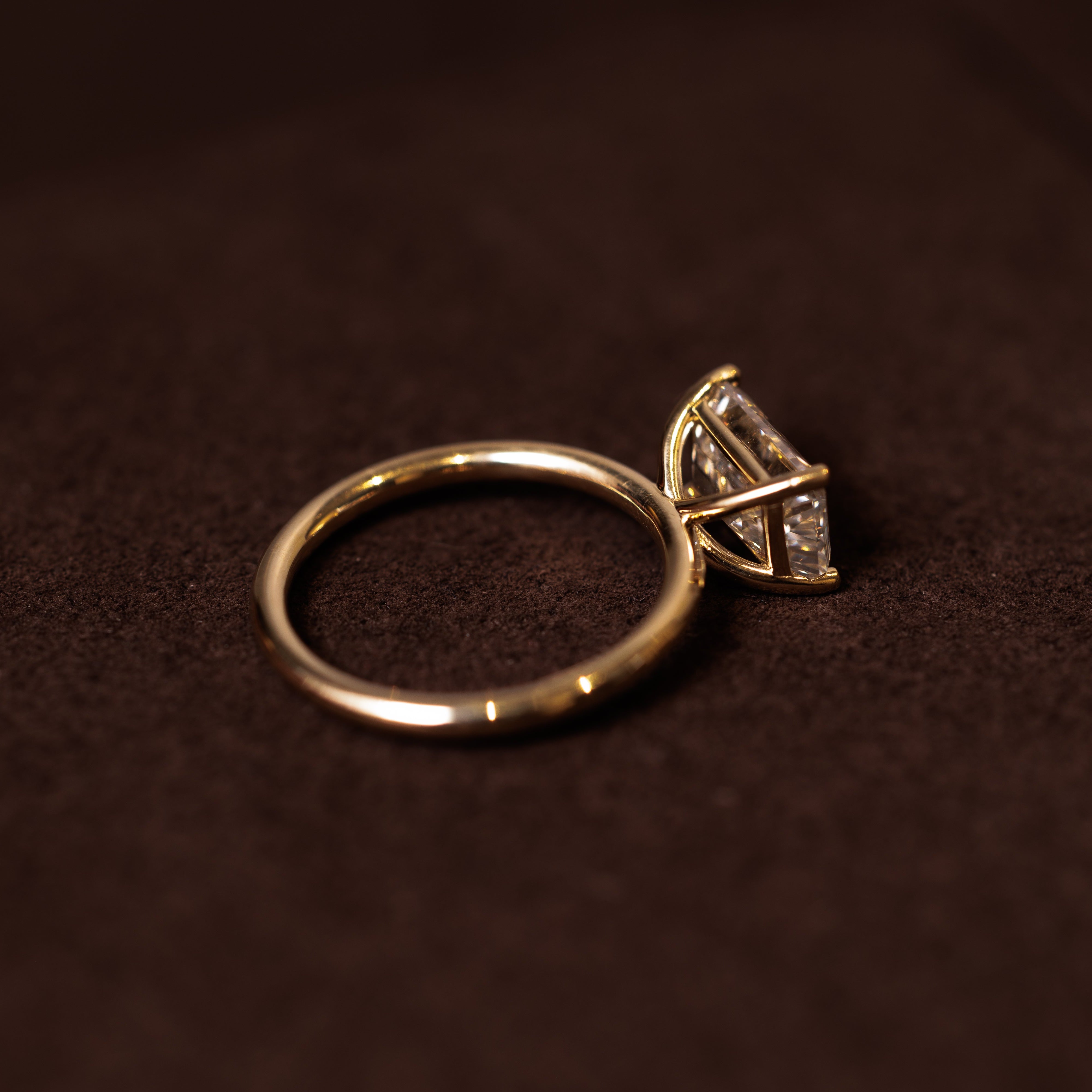 Lea east-west diamantring oval cut sidestillet 14 karat guld — EMMI&CO.