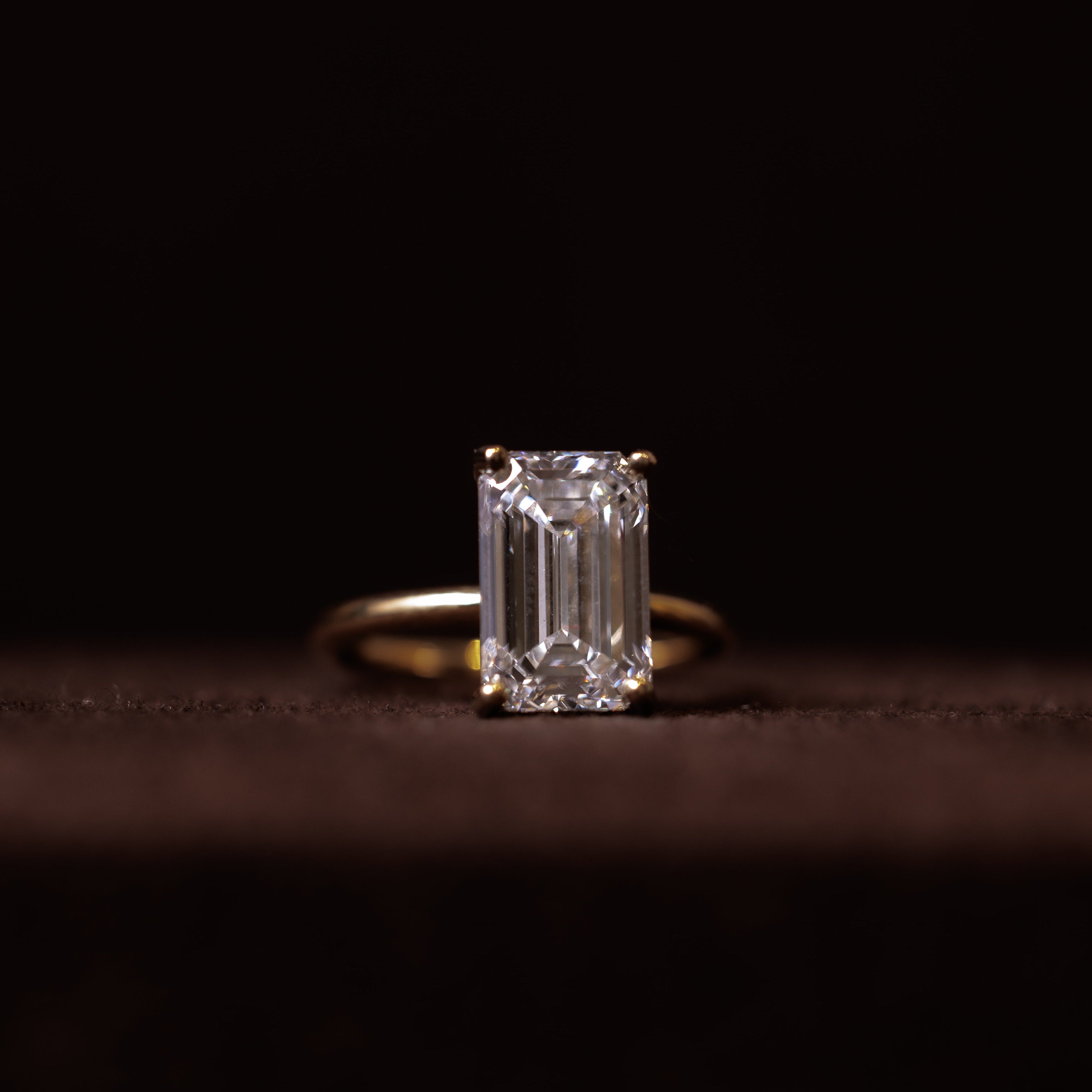 Classic Fines Emerald cut diamantring 14 karat guld solitærring — EMMI&CO.