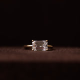 Lea east-west diamantring oval cut sidestillet 14 karat guld — EMMI&CO.