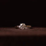 Linea round cut solitærring rund diamant 14 karat guld håndlavet — EMMI&CO.