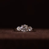 Sine 3 stone diamantring tre diamanter 14 karat guld forlovelsesring — EMMI&CO.