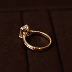 Linea Emerald solitærring emerald cut diamant 14 karat guld håndlavet — EMMI&CO.