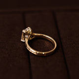 Linea Emerald solitærring emerald cut diamant 14 karat guld håndlavet — EMMI&CO.